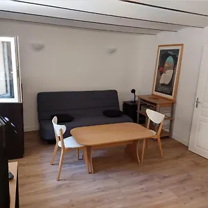 Studio Rez-de-jardin 30m² Avec Cuisine équipée En Centre-ville Et 9 Mn A Pied Des Plages Appartement Saint-Raphaël